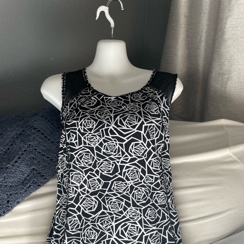Lululemon black and white posey sculpt tank